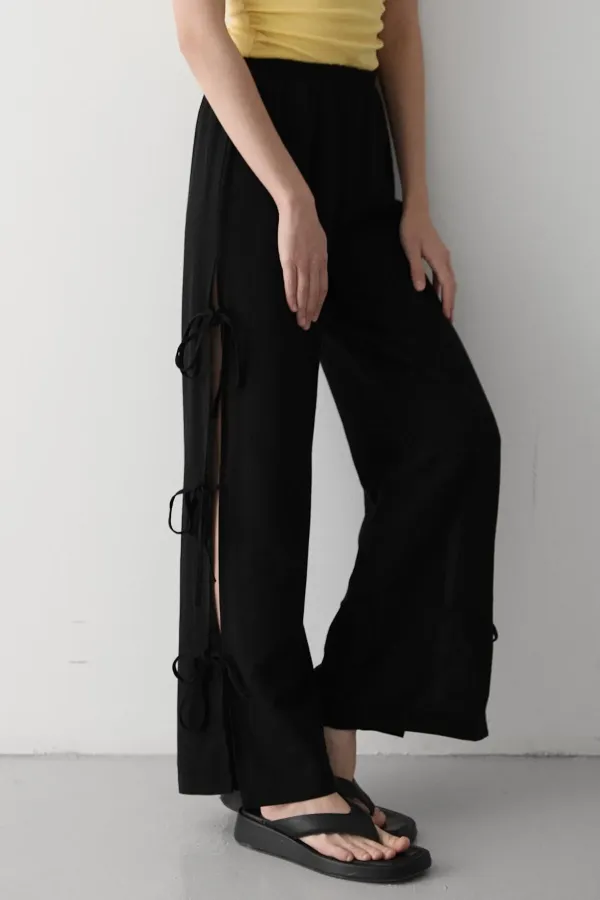 Pantalon noir 100 % coton avec fente latérale et détail de ceinture à nouer
