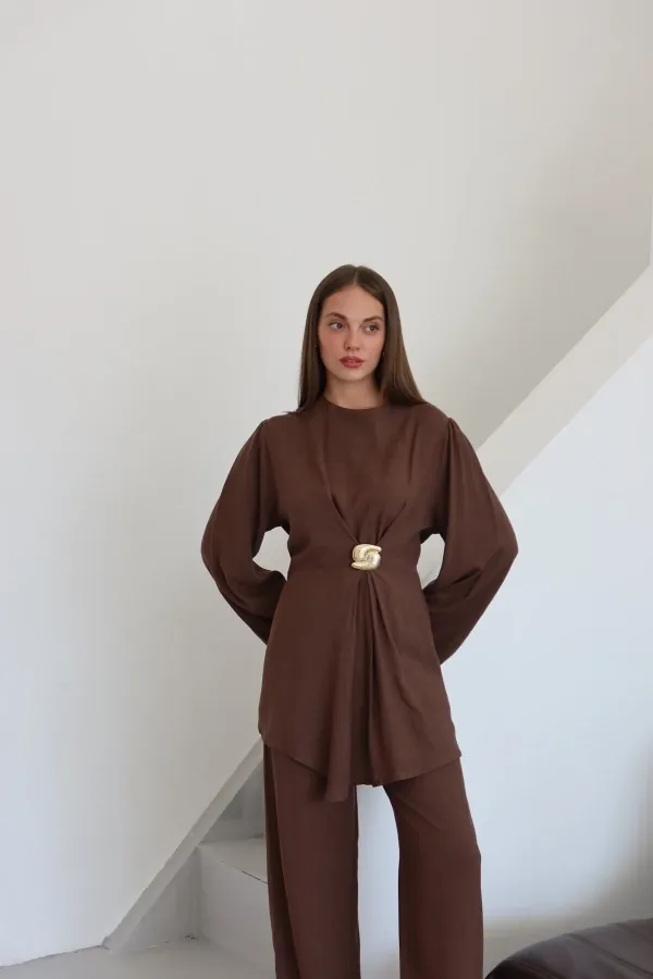 Ensemble chemisier et pantalon marron avec broche dorée - 8759