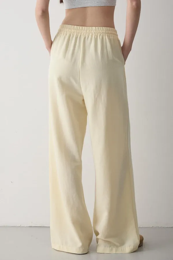 Pantalon jaune à jambes larges et taille élastiquée