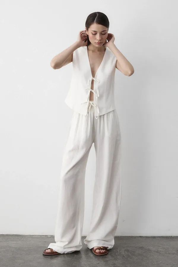 Ensemble gilet en mousseline blanche à 3 lacets