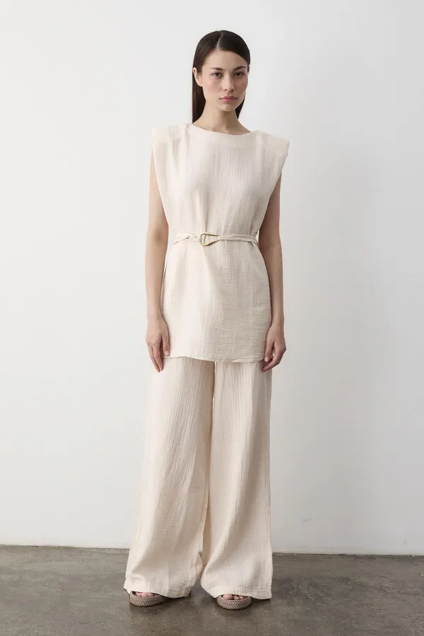 Ensemble deux pièces avec détails d'accessoires en pierre