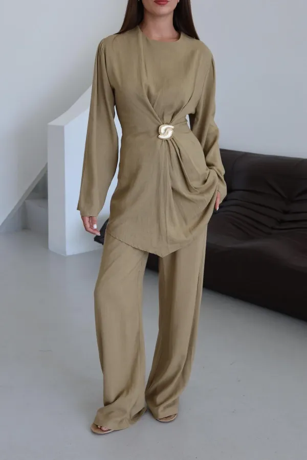 Ensemble chemisier et pantalon kaki doré avec broche