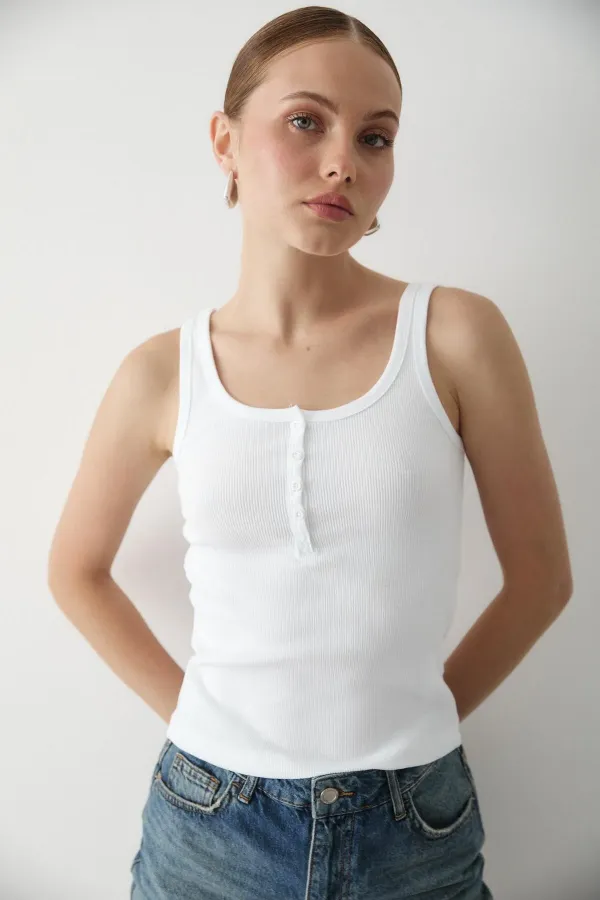 Débardeur blanc à boutons sur le devant