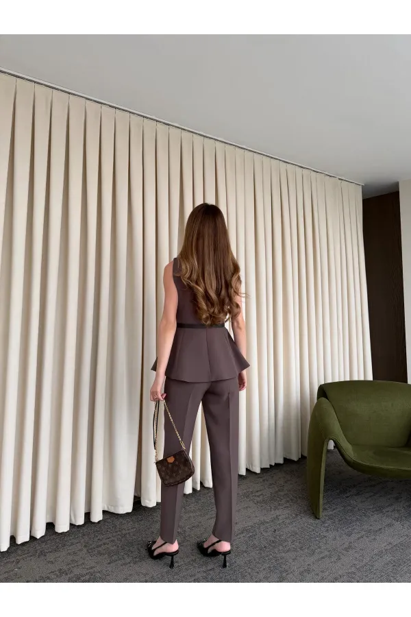 Gilet marron à ceinture et boutons - 9682