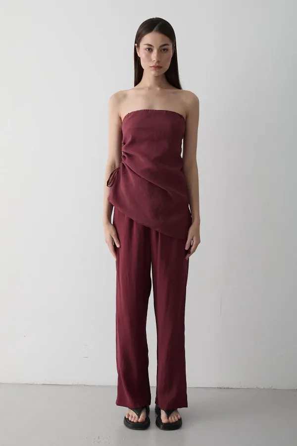 Ensemble chemisier et pantalon bordeaux sans bretelles à fronces latérales