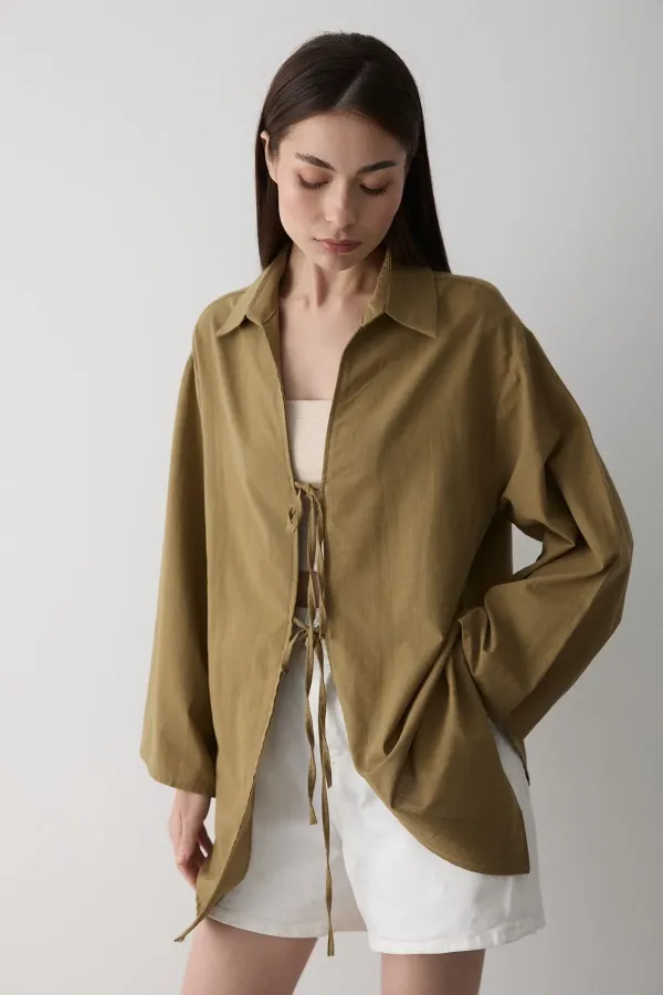 Blouse kimono vert olive avec détails en dentelle