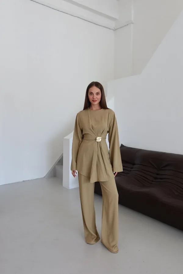 Ensemble chemisier et pantalon kaki doré avec broche