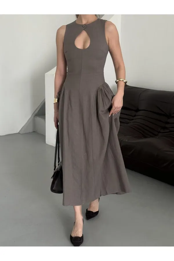 Robe en vison à encolure en V et détails à la taille