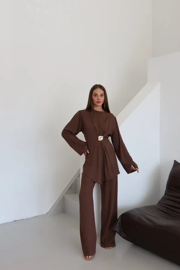 Ensemble chemisier et pantalon marron avec broche dorée - 8759
