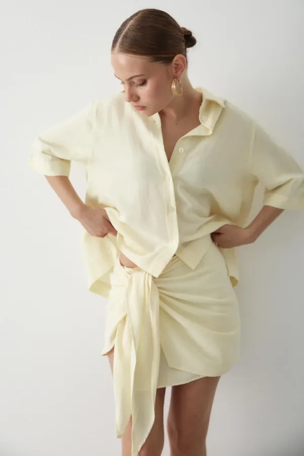 Ensemble jupe et chemise jaunes avec détail de cravate