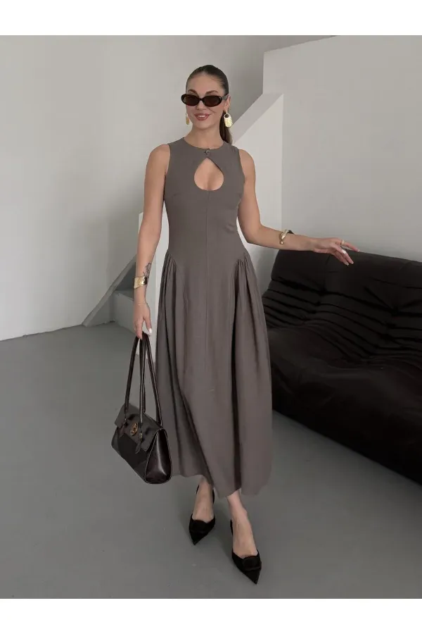 Robe en vison à encolure en V et détails à la taille