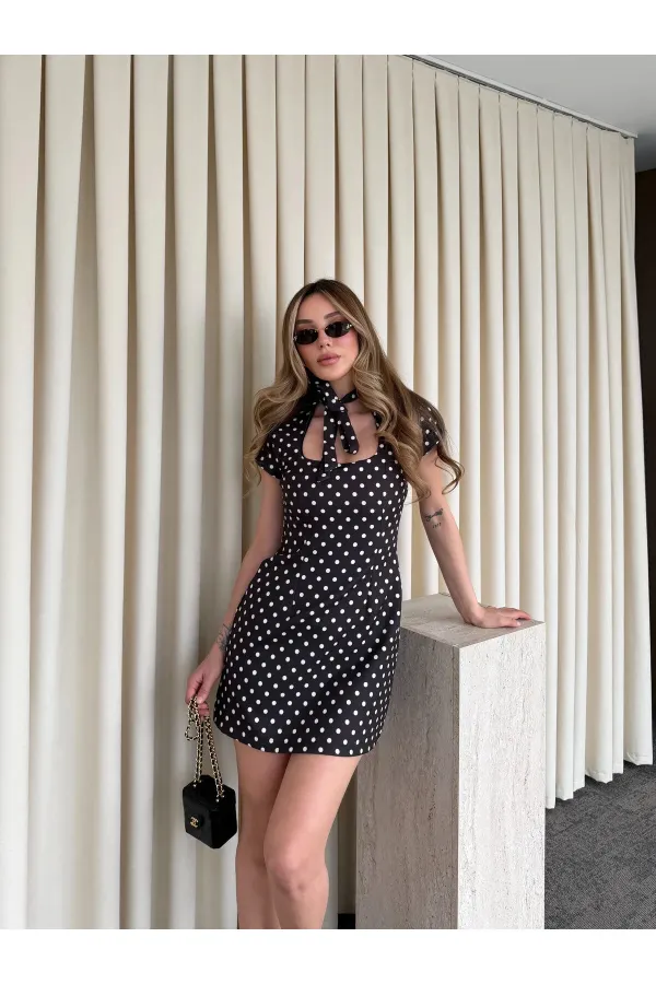 Siyah Yaka Bağlama Detaylı İçi Şortlu Kısa Elbise - 5084