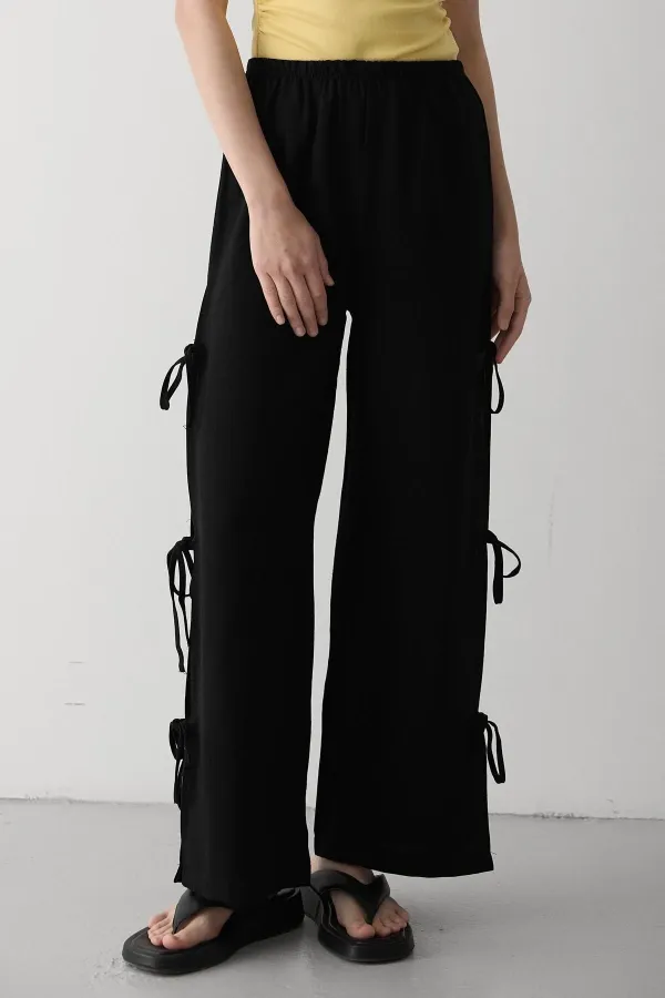 Pantalon noir 100 % coton avec fente latérale et détail de ceinture à nouer
