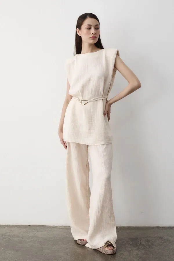 Ensemble deux pièces avec détails d'accessoires en pierre