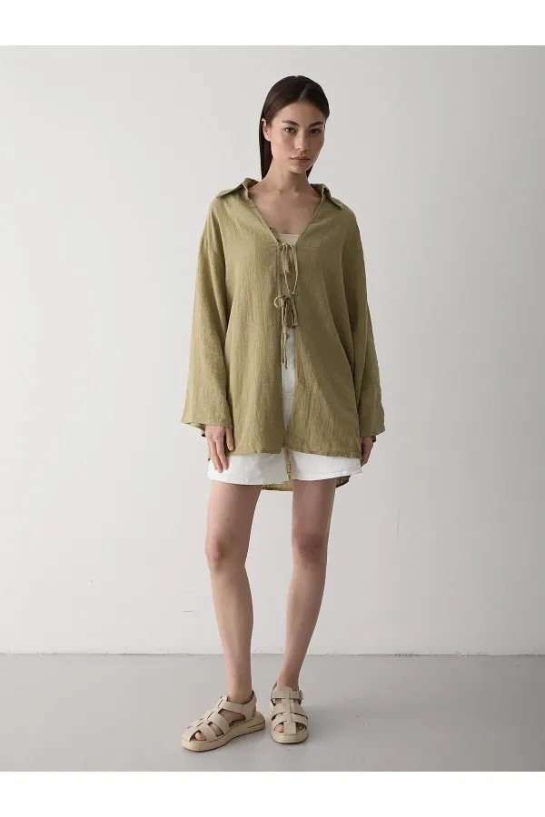 Kimono en lin et coton 100 % kaki avec détails en dentelle