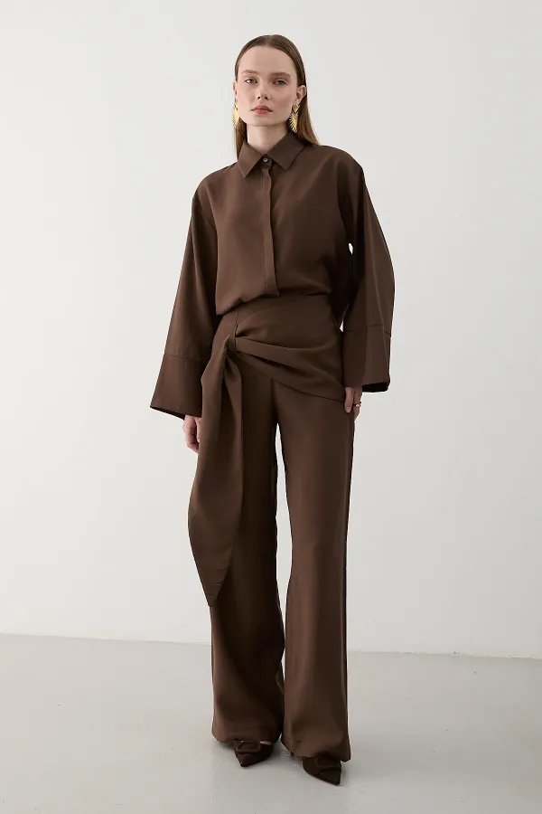 Ensemble pantalon et chemise marron avec détail à la taille - 8862