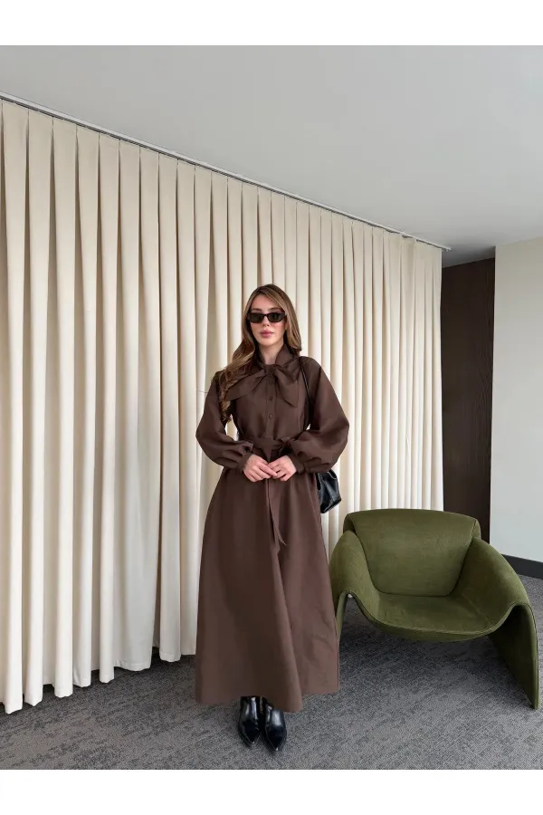 Robe marron avec nœud décoratif au col - 2001