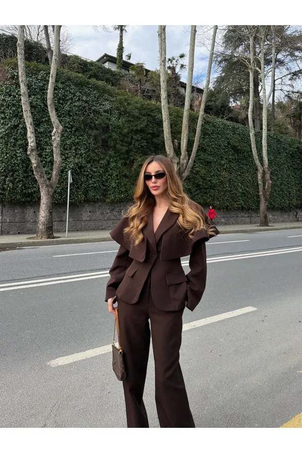 Ensemble veste et pantalon marron à cape - 202604