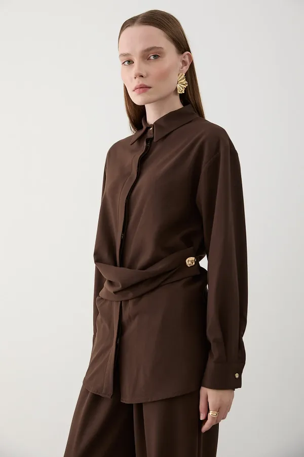 Ensemble chemise et pantalon marron avec boutons décoratifs dorés - 8856