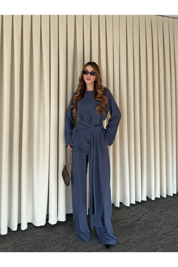 Ensemble chemisier et pantalon indigo avec ceinture et détails en dentelle - 8006