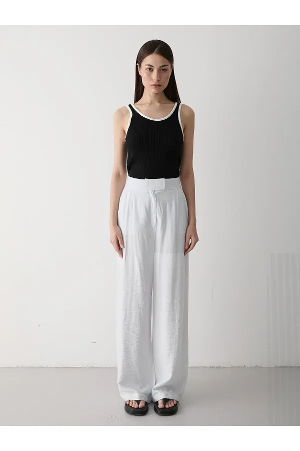 Pantalon blanc à jambes larges avec fermeture velcro