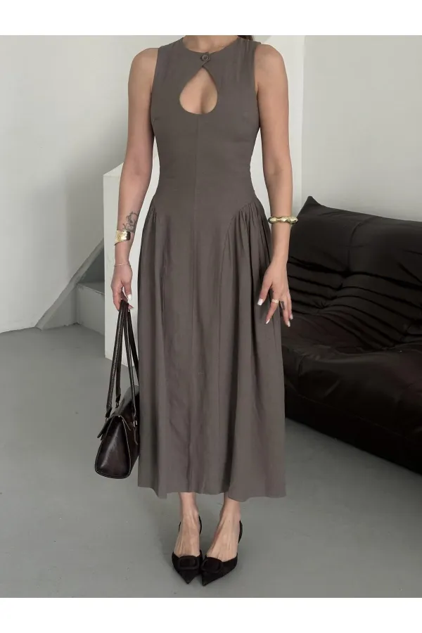 Robe en vison à encolure en V et détails à la taille