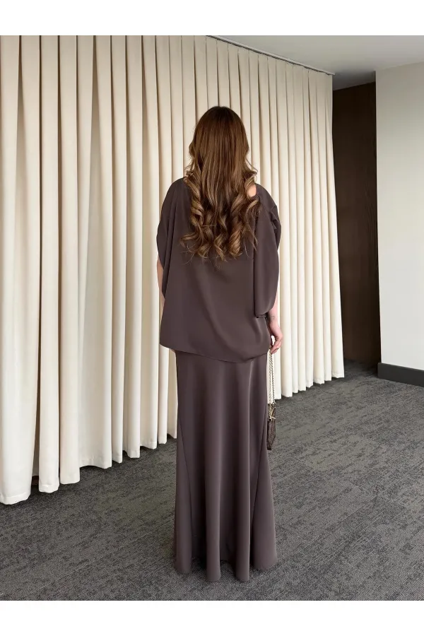 Kahverengi Omuz Drapeli Saten Bluz Etek Takım - 8005