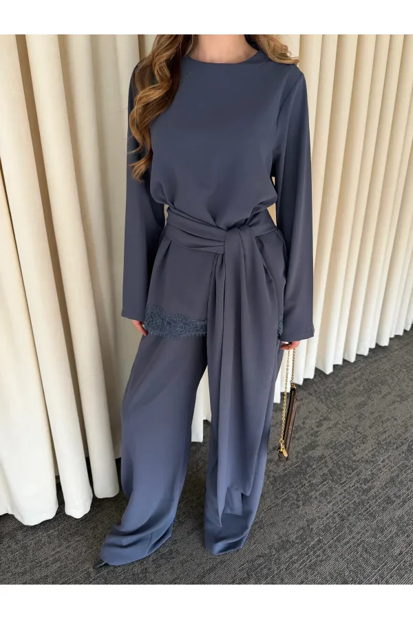 Ensemble chemisier et pantalon indigo avec ceinture et détails en dentelle - 8006