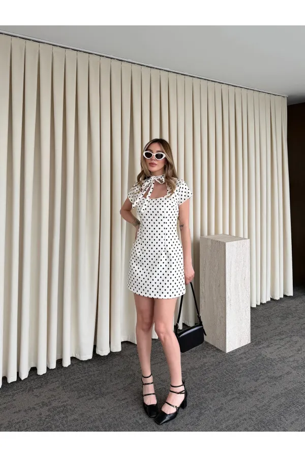 Bej Yaka Bağlama Detaylı İçi Şortlu Kısa Elbise - 5084