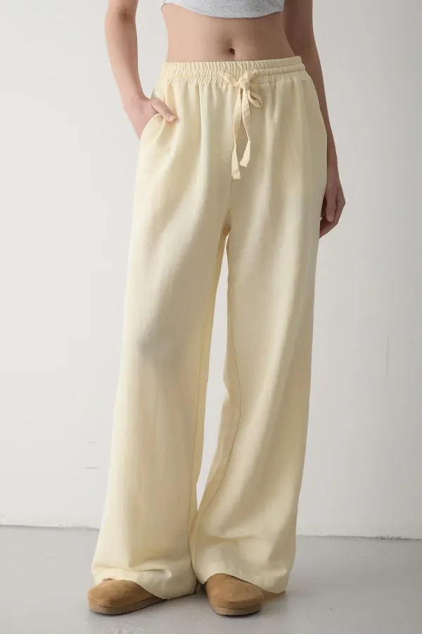 Pantalon jaune à jambes larges et taille élastiquée