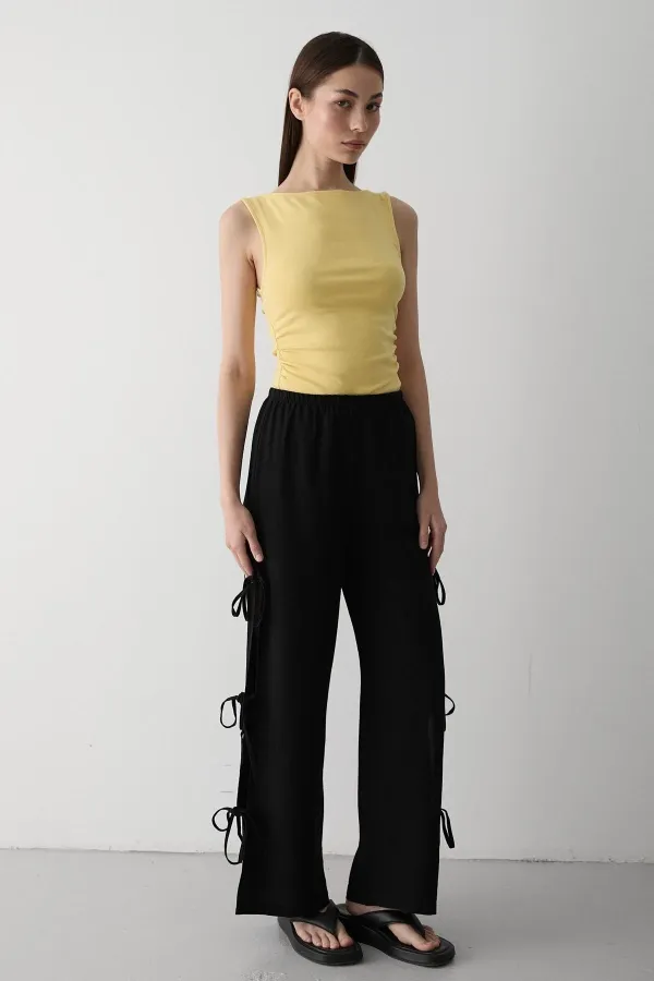 Pantalon noir 100 % coton avec fente latérale et détail de ceinture à nouer