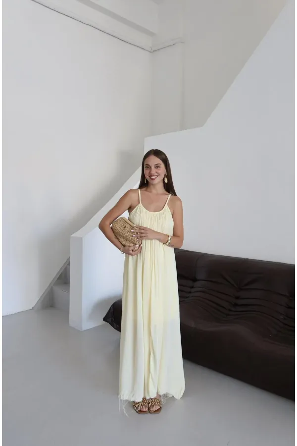 Robe jaune à bretelles et coupe décontractée