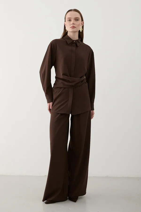 Ensemble chemise et pantalon marron avec boutons décoratifs dorés - 8856