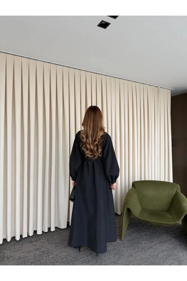 Robe noire avec nœud papillon au col - 2001