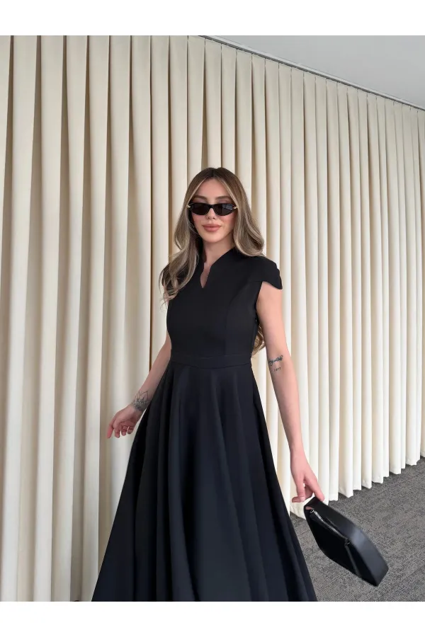 Robe noire courte à col en V - 242480