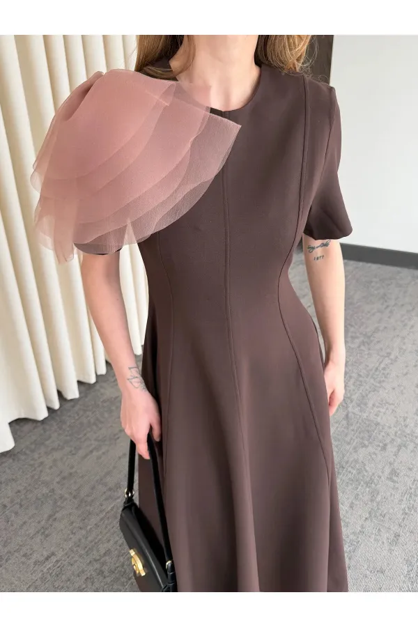 Kahverengi Seyyar Broşlu Elbise - 3151