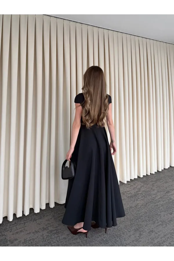 Robe noire courte à col en V - 242480