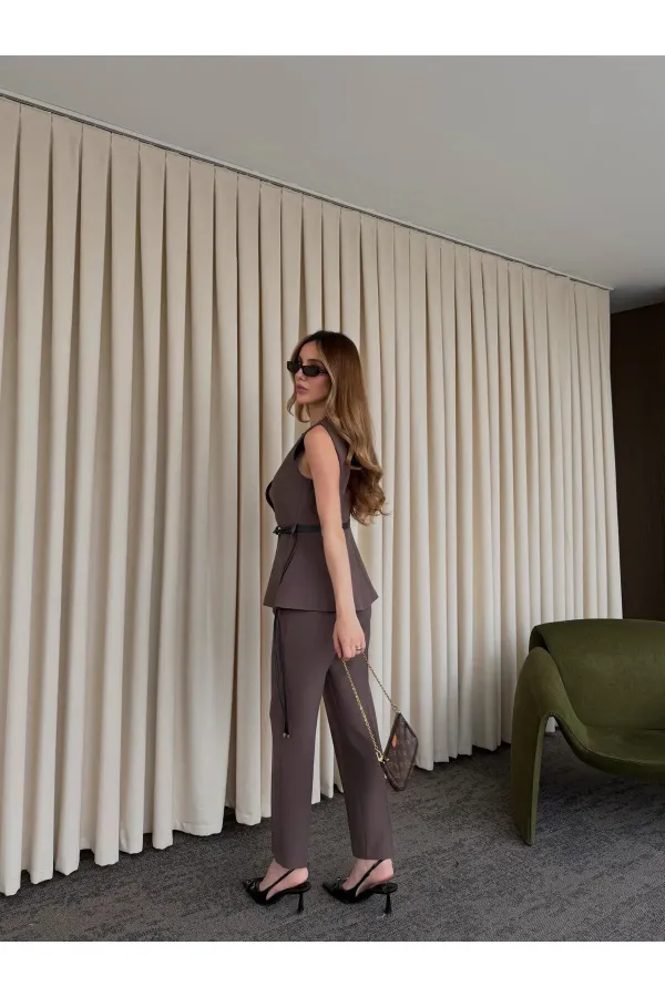 Gilet marron à ceinture et boutons - 9682