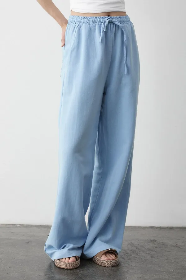 Pantalon bleu en coton et lin avec taille élastiquée