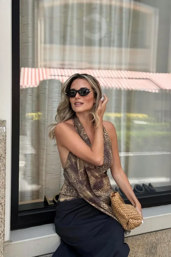 Robe asymétrique drapée à col halter