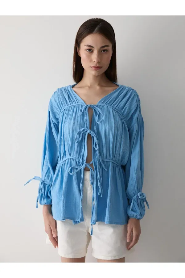 Chemise bleue en mousseline 100% coton avec manches élastiquées