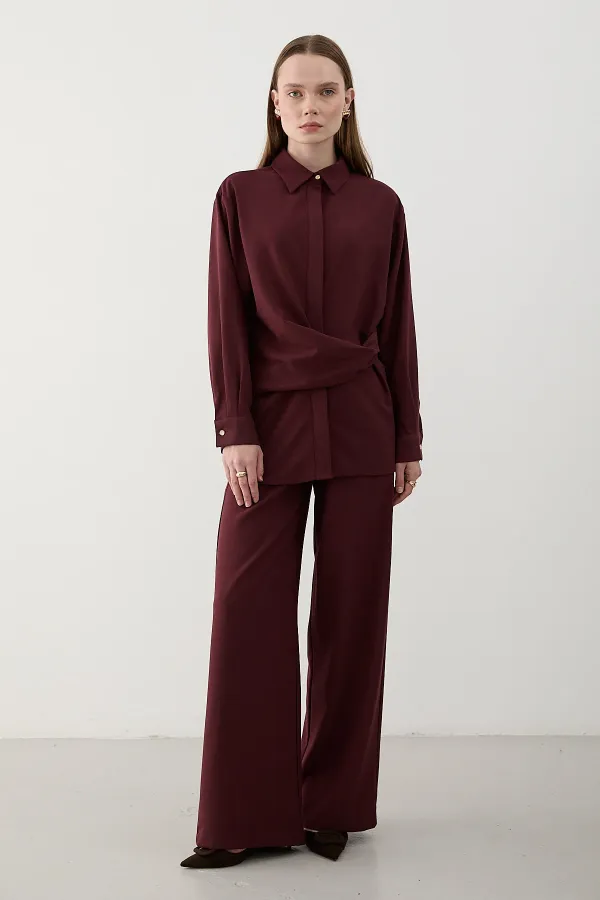 Ensemble chemise et pantalon bordeaux à boutons et accessoires dorés - 8856
