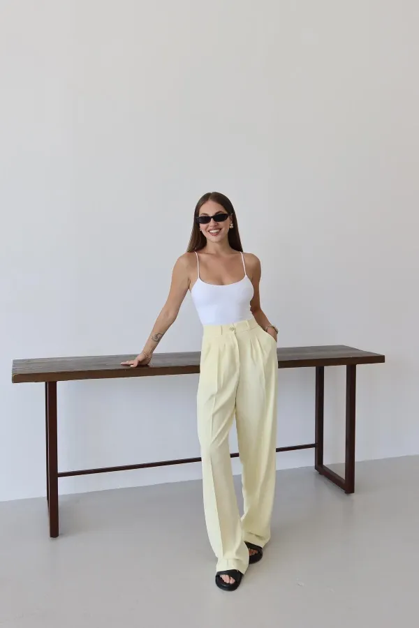 Pantalon palazzo jaune avec boutons dorés et taille élastiquée