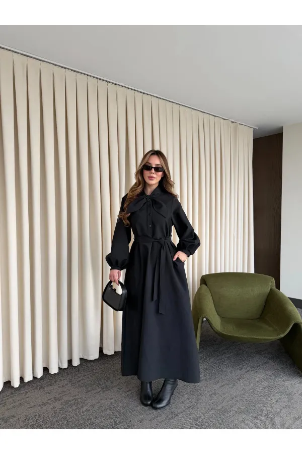 Robe noire avec nœud papillon au col - 2001