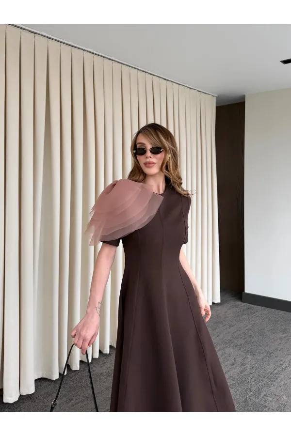 Kahverengi Seyyar Broşlu Elbise - 3151