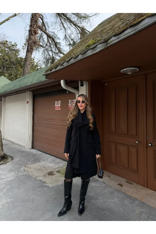 Veste noire à boutons dorés et châle - 9721