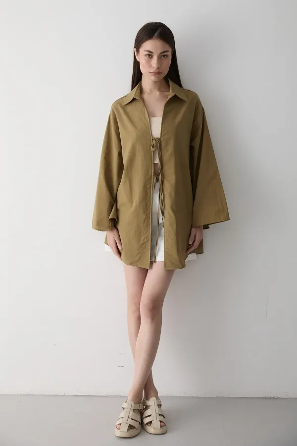Blouse kimono vert olive avec détails en dentelle