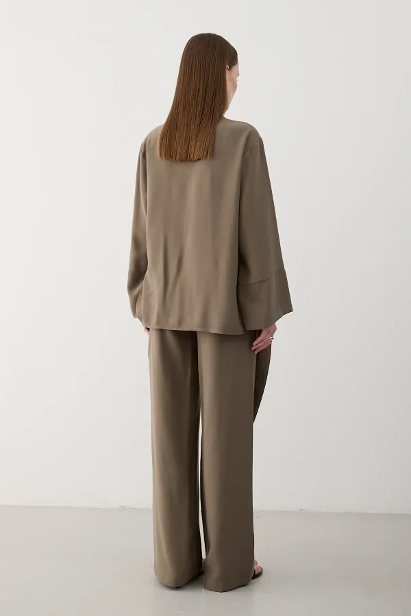 Ensemble chemisier et pantalon en vison avec châle intégré - 8752