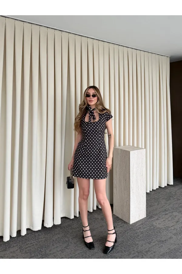 Siyah Yaka Bağlama Detaylı İçi Şortlu Kısa Elbise - 5084