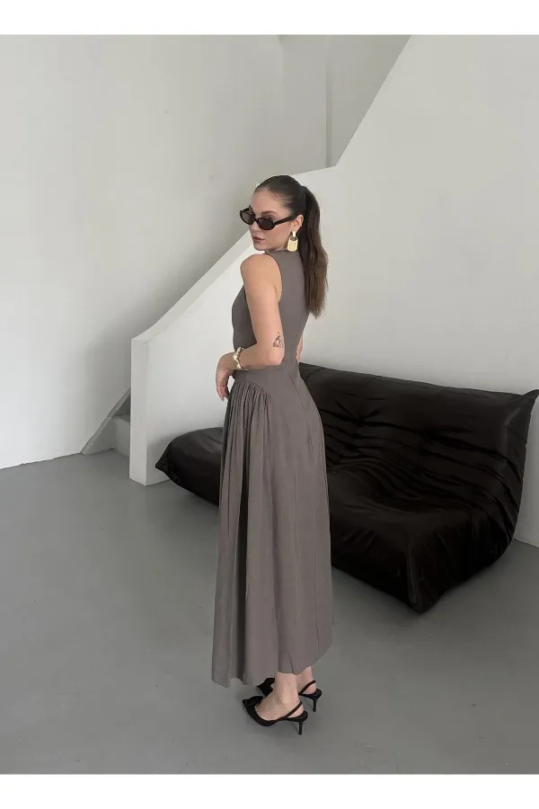 Robe en vison à encolure en V et détails à la taille